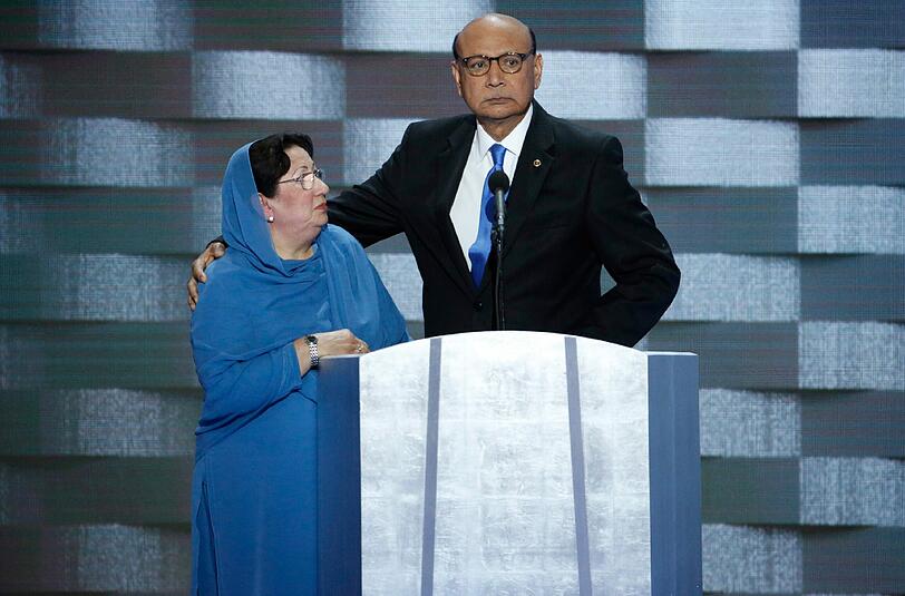 "Muss er wirklich fragen, warum ich nicht geredet habe?" Khizr Khan und seine Frau Ghazala bei der Rede auf dem Parteitag der Demokraten. Foto: Shawn Thew