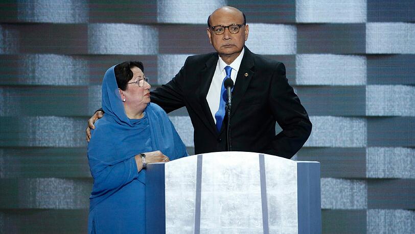 "Muss er wirklich fragen, warum ich nicht geredet habe?" Khizr Khan und seine Frau Ghazala bei der Rede auf dem Parteitag der Demokraten. Foto: Shawn Thew "Muss er wirklich fragen, warum ich nicht geredet habe?" Khizr Khan und seine Frau Ghazala bei der Rede auf dem Parteitag der Demokraten. Foto: Shawn Thew