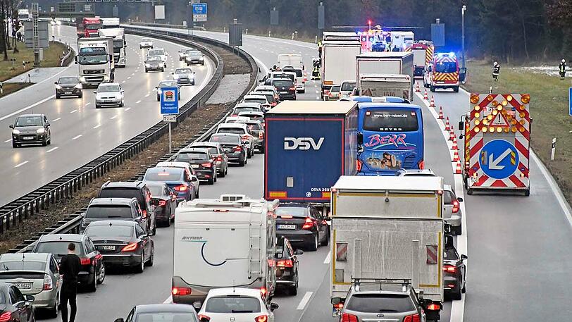 Auf der A8 entstand in Folge der Totalsperre ein kilometerlanger Stau.