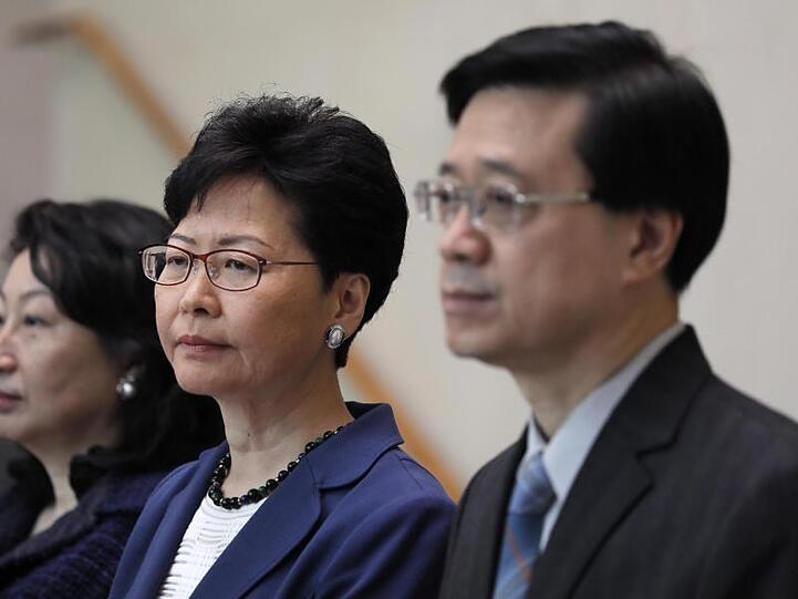 Regierungschefin Carrie Lam signalisierte auf einer Pressekonferenz, dass ihre Regierung nach dem massiven Protest gegen die Auslieferungsgesetze mit den vorgeschlagenen Änderungen fortfahren wird.