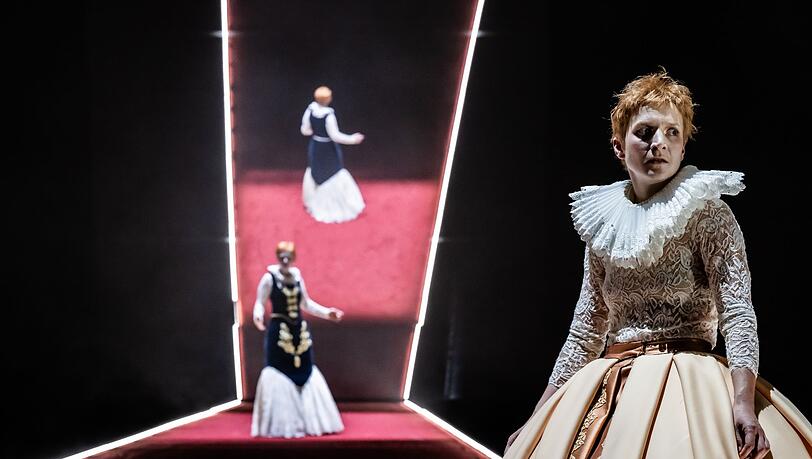 Pia Händler (l.) und Lisa Stiegler sind in einer Szene des Dramas "Maria Stuart" von Friedrich Schiller zu sehen, das am Münchner Residenztheater neu inszeniert wurde.
