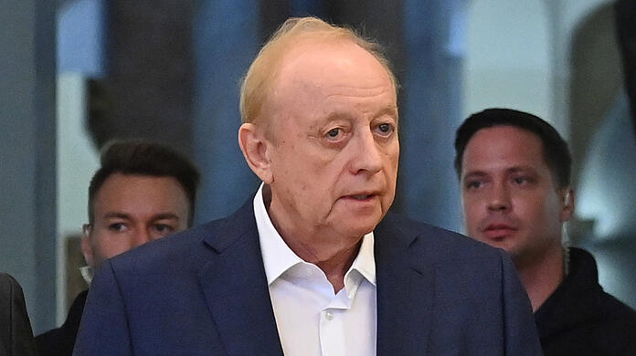 Alfons Schuhbeck hat die hälfte seiner Gefängnisstrafe abgesessen. Doch ihm droht ein neuer Prozess.