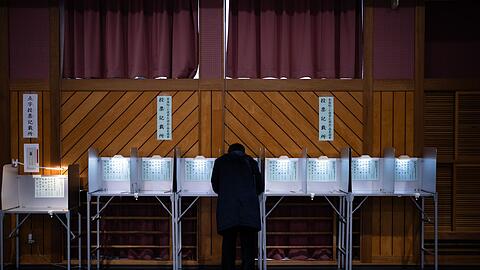 Japans W&auml;hlerinnen und W&auml;hler haben der Regierungspartei LDP trotz fr&uuml;herer Skandale wieder eine Mehrheit verschafft.