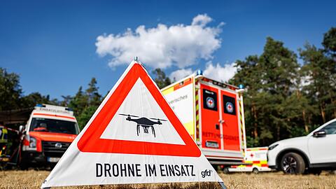 Mit Drohnen machten sich die Einsatzkr&auml;fte ein Bild von der Lage.