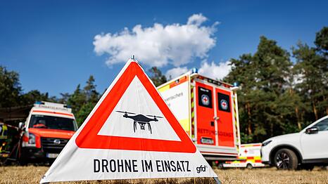 Mit Drohnen machten sich die Einsatzkr&auml;fte ein Bild von der Lage.