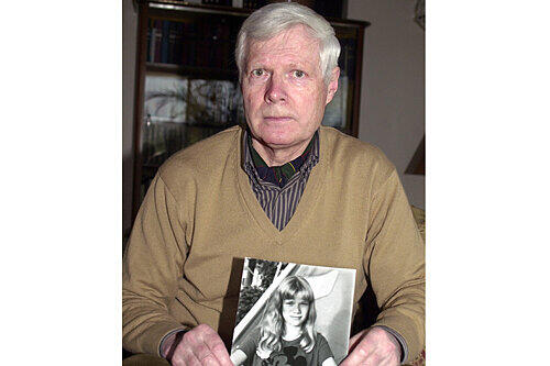 André B. mit einem Foto seiner Tochter Kalinka. Das Mädchen starb 1982. Ihr Vater hält den zweiten Mann seiner Frau für den Killer &ndash; &bdquo;Dr. Horror&ldquo; Dieter K.
