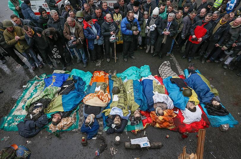 Stilles Gedenken für getötete Demonstranten: Auf dem Maidan haben sich die Menschen zu einer spontanen Trauerfeier zusammengefunden.