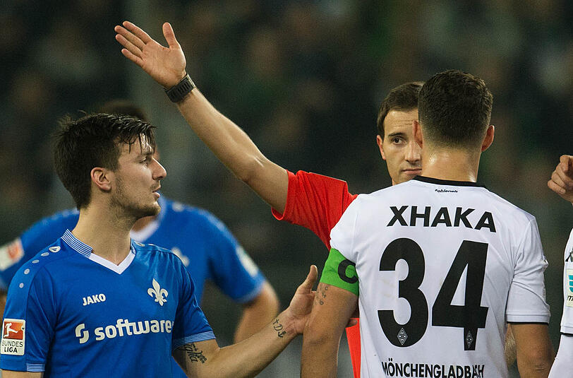 Granit Xhaka wird von Schiedsrichter Benjamin Brand vom Platz geschickt.