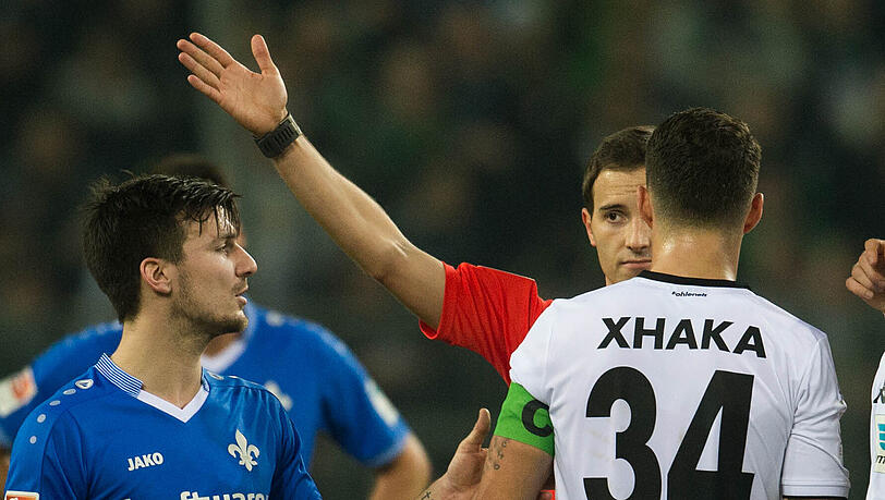Granit Xhaka wird von Schiedsrichter Benjamin Brand vom Platz geschickt. Granit Xhaka wird von Schiedsrichter Benjamin Brand vom Platz geschickt.