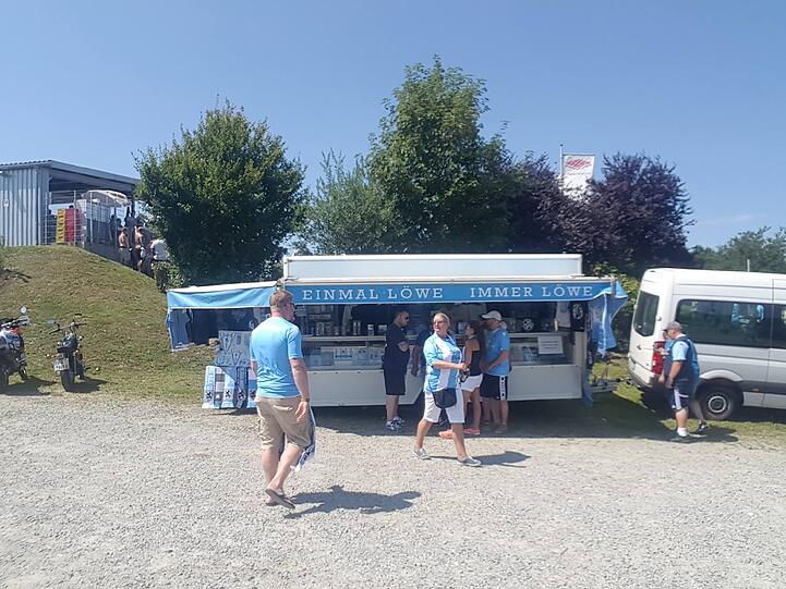 Mobiler Löwen-Fan-Shop in Schalding