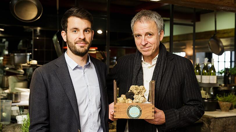 Stephan Burger mit seinem Neffen Felix (l.) bei Käfer.
