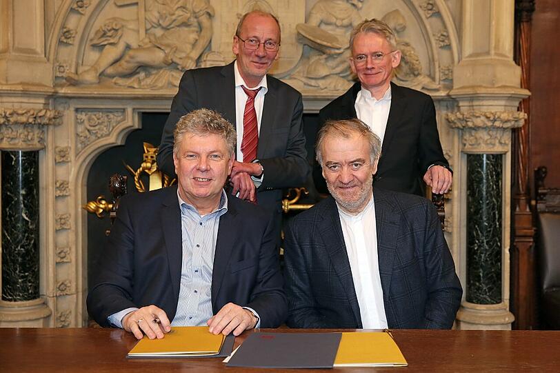 Valery Gergiev und Dieter Reiter (vorn) mit dem Kulturreferenten Hans-Georg Küppers (hinten li.) und dem Intendanten Paul Müller.