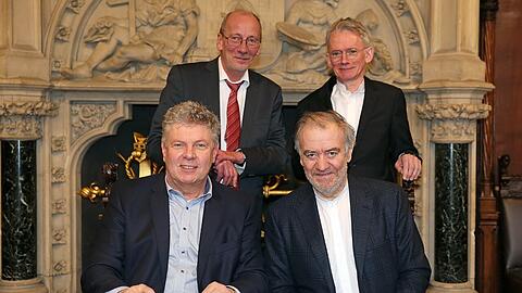 Valery Gergiev und Dieter Reiter (vorn) mit dem Kulturreferenten Hans-Georg Küppers (hinten li.) und dem Intendanten Paul Müller.