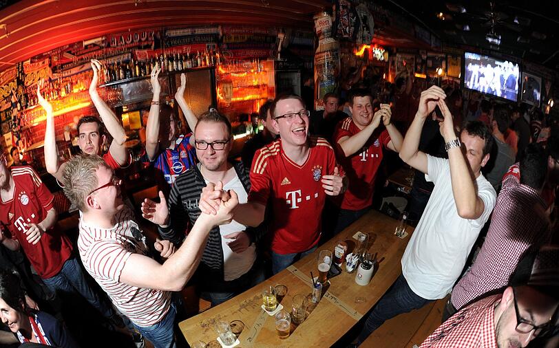 Ausgelassene Freude über den Finaleinzug in der Kneipe "Stadion an der Schleißheimer Straße"