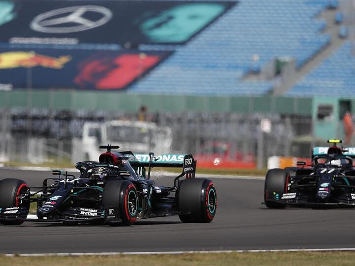 Lewis Hamilton (l) und Valtteri Bottas steuerten ihre Mercedes-Boliden auf die Startplätze eins und zwei.
