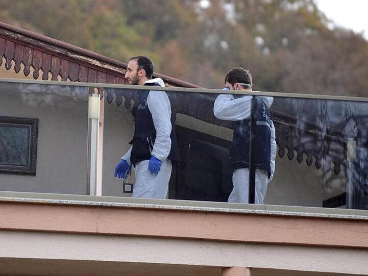 Die türkische Polizei und Spürhunde untersuchen zwei benachbarte Villen südlich von Istanbul.