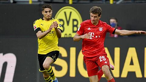 Dortmunds Achraf Hakimi und Münchens Thomas Müller (l-r.) in Aktion. Foto: Federico Gambarini/dpa-Pool/dpa