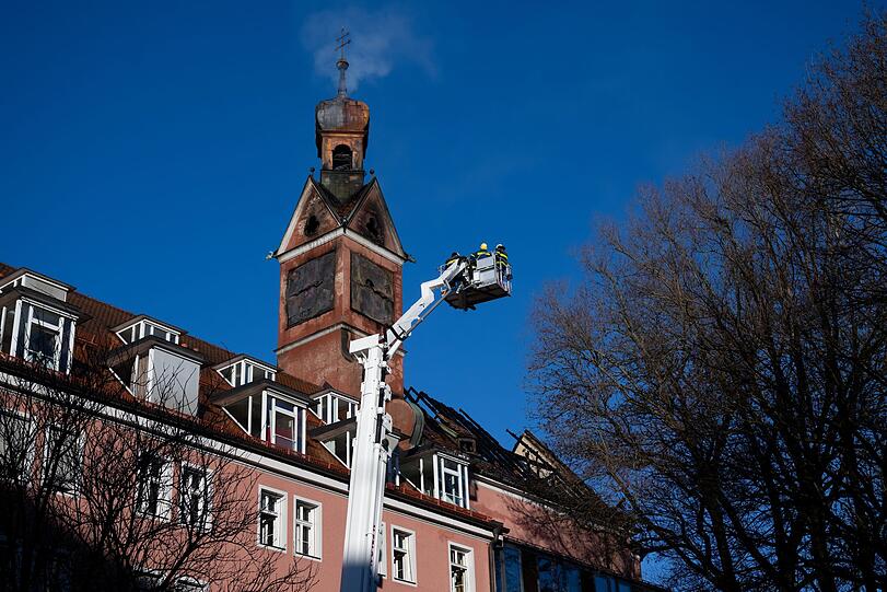 Auch am ersten Feiertag waren die Einsatzkräfte noch mit den Nachlöscharbeiten beschäftigt.