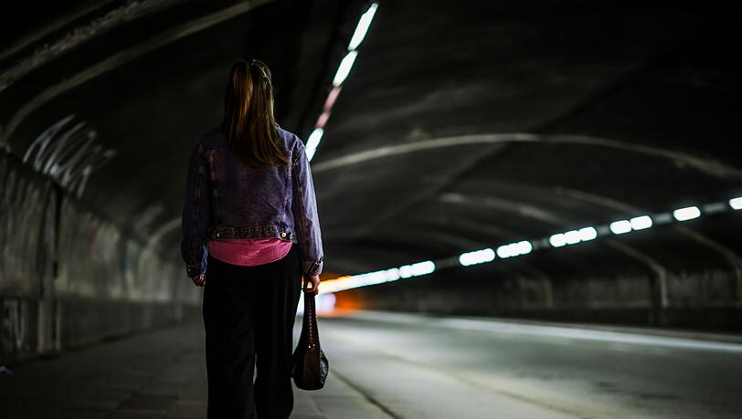Frauen fühlen sich im öffentlichen Raum häufiger unsicher als Männer.