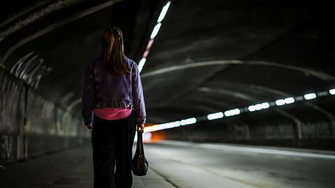 Frauen fühlen sich im öffentlichen Raum häufiger unsicher als Männer.