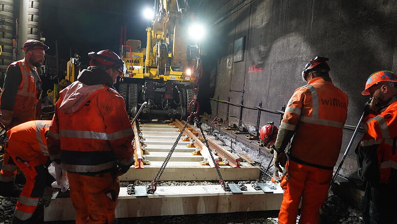 Betonschwelle für Betonschwelle kommen die Bahn-Bauarbeiter voran. Vier Weichen werden derzeit am Isartor ausgetauscht. Sie wiegen jeweils 25 Tonnen, also in etwa so viel wie zehn bis zwölf schwere Autos. Acht Millionen Euro investiert die Bahn für die Modernisierung. Betonschwelle für Betonschwelle kommen die Bahn-Bauarbeiter voran. Vier Weichen werden derzeit am Isartor ausgetauscht. Sie wiegen jeweils 25 Tonnen, also in etwa so viel wie zehn bis zwölf schwere Autos. Acht Millionen Euro investiert die Bahn für die Modernisierung.