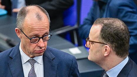 W&auml;hrend Spahn sich gefangen hat, steckt der Kanzler in der Krise. (Archivfoto)