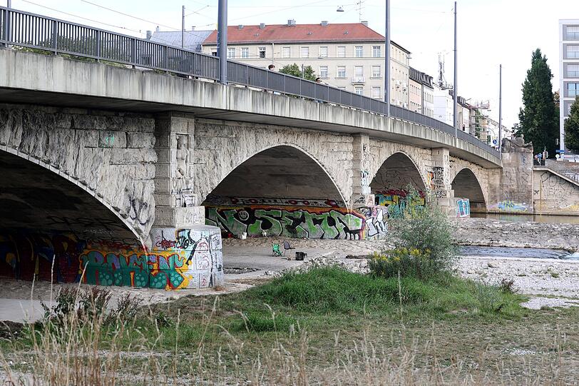 Die Reichenbachbr&uuml;cke ist eine Bogenbr&uuml;cke aus Beton, 24 Meter breit und 140 Meter lang von einem Ufer zum anderen.