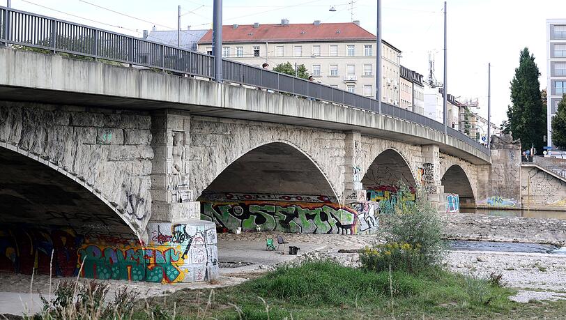 Die Reichenbachbrücke ist eine Bogenbrücke aus Beton, 24 Meter breit und 140 Meter lang von einem Ufer zum anderen. Die Reichenbachbrücke ist eine Bogenbrücke aus Beton, 24 Meter breit und 140 Meter lang von einem Ufer zum anderen.