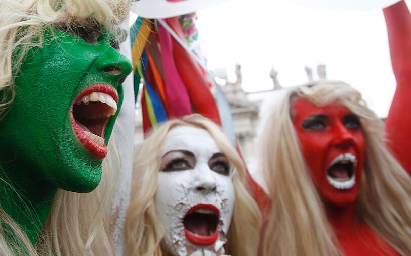 Wilder Protest in Rom: Die Aktionsgruppe Femen ist wieder mal angerückt, und kämpft für mehr Frauenrechte. Wieder halbnackt.