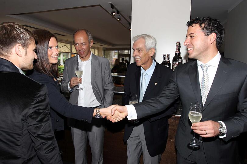 Handschlag mit Daniel Halfars schöner Freundin Marina.