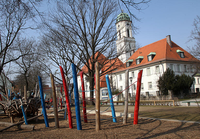 Das Herz des Stadtviertels: Der Milbertshofener Platz mit der St. Georgs-Kirche. Der große Spielplatz ist bei den Kindern sehr beliebt. Ein idyllischer Ort in dem von großen Straßen umgebenen Viertel.