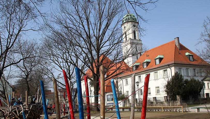 Das Herz des Stadtviertels: Der Milbertshofener Platz mit der St. Georgs-Kirche. Der große Spielplatz ist bei den Kindern sehr beliebt. Ein idyllischer Ort in dem von großen Straßen umgebenen Viertel. Das Herz des Stadtviertels: Der Milbertshofener Platz mit der St. Georgs-Kirche. Der große Spielplatz ist bei den Kindern sehr beliebt. Ein idyllischer Ort in dem von großen Straßen umgebenen Viertel.