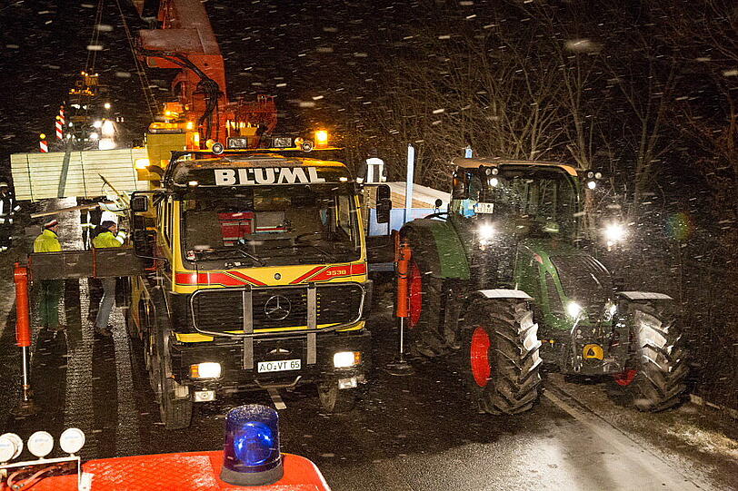 Fridolfing: Lkw kippt von der B20: Fahrer leicht verletzt - Bayern - Abendzeitung München