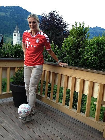 MARIA HÖFL-RIESCH, Ski-Olympiasiegerin: "Bayern-Fan zu sein, wurde mir sozusagen mit in die Wiege gelegt, in unserer Familie sind alle FC-Bayern-Fans. Ich habe großen Respekt vor dem, was in den letzten Jahren in Dortmund geleistet wurde. Aber trotzdem: Ans Verlieren denkt keiner, wir packen das! Bayern gewinnt 3:1. Die Tore machen Müller und Ribéry. Und Robben, per Elfmeter. Für Dortmund trifft Gündogan - einmal"