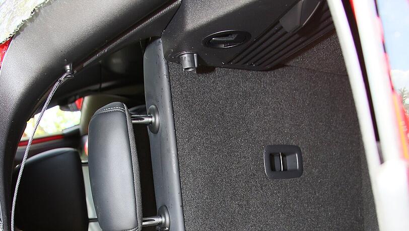 Bei einem Verkehrsunfall landete ein Auto im Graben. Bei einem Verkehrsunfall landete ein Auto im Graben.