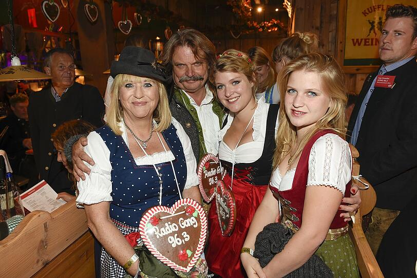"Bunte"-Chefredakteurin Patricia Riekel mit Leslie Mandoki und seinen Töchtern Lara und Julia