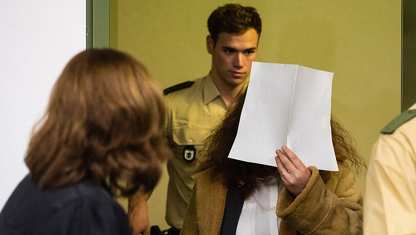 Die Angeklagte Gabriele P. kommt beim Prozessauftakt in den Gerichtssaal. Die 32-Jährige hat die Bluttat gestanden. Die Angeklagte Gabriele P. kommt beim Prozessauftakt in den Gerichtssaal. Die 32-Jährige hat die Bluttat gestanden.