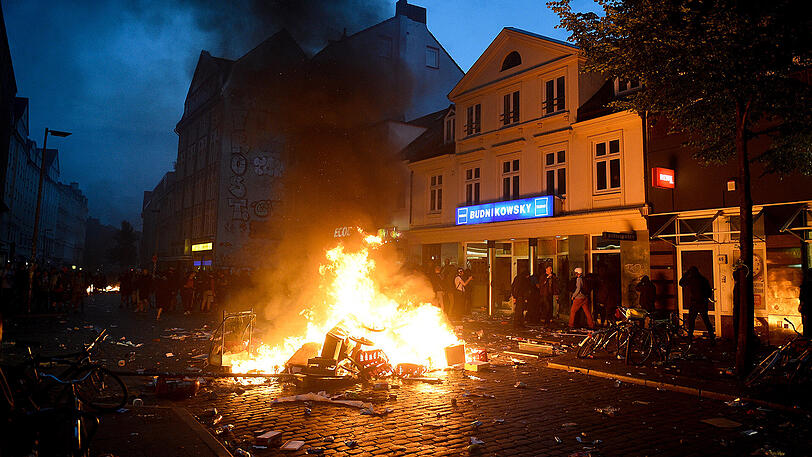Schockierende Bilder vom Freitagabend: Marodierende Chaoten streifen durch das Hamburger Schanzenviertel, zünden Barrikaden an, randalieren und verbreiten Gewalt.
