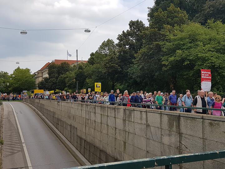 Motto: ausspekuliert! Am Samstag kamen um die 10.000 Menschen zur großen Demo gegen Spekulanten, Mietwahnsinn und für mehr Mieterschutz nach München.