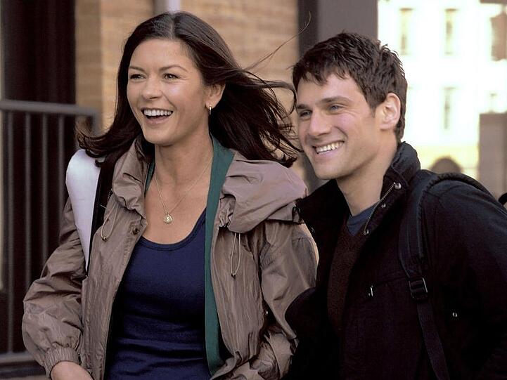 Catherine Zeta-Jones und Justin Bartha in "Lieber verliebt"