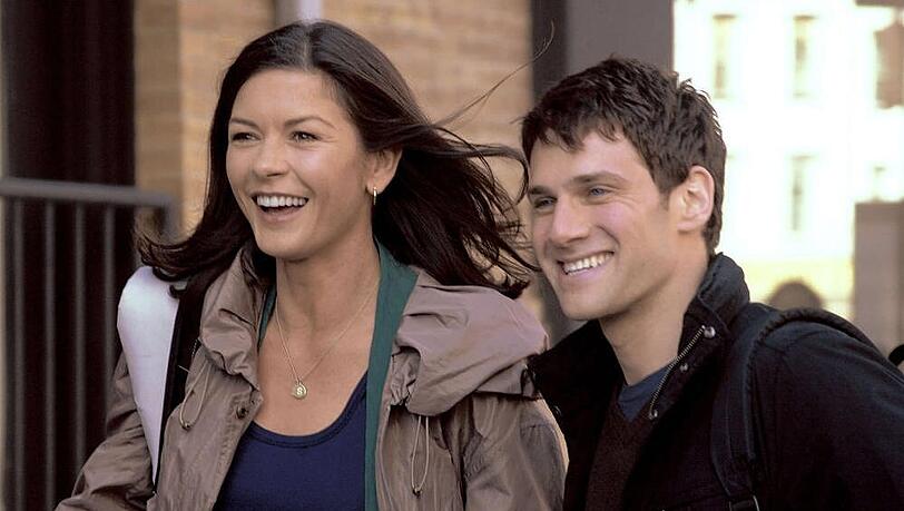 Catherine Zeta-Jones und Justin Bartha in "Lieber verliebt" Catherine Zeta-Jones und Justin Bartha in "Lieber verliebt"