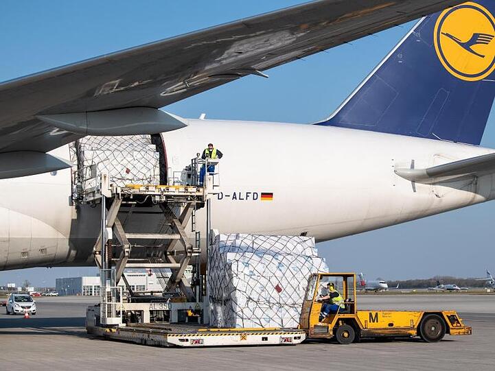 Ein Frachtflugzeug der Lufthansa Cargo wird auf dem Flughafen München entladen.