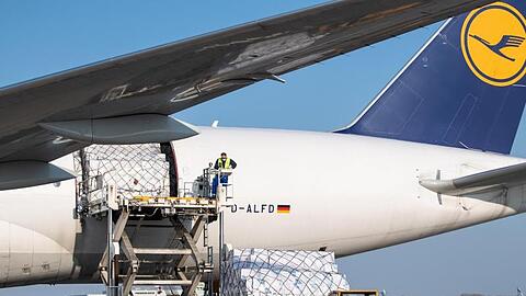 Ein Frachtflugzeug der Lufthansa Cargo wird auf dem Flughafen München entladen.