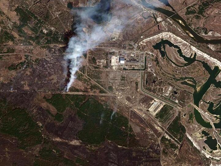 Rauchwolken eines Waldbrands in der Sperrzone um das stillgelegte Atomkraftwerk Tschernobyl (Aufnahme vom 13. April).