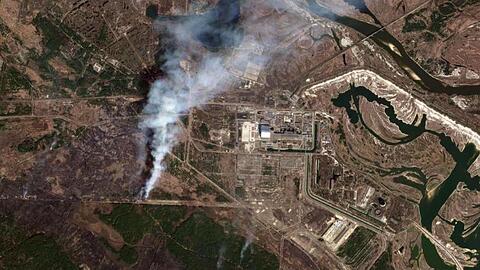Rauchwolken eines Waldbrands in der Sperrzone um das stillgelegte Atomkraftwerk Tschernobyl (Aufnahme vom 13. April).