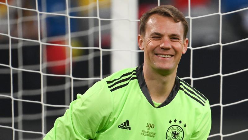 Torhüter Manuel Neuer lächelt während des Spiels.