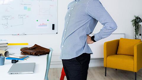 Gerade im unteren Rücken verspannen die Muskeln gern. Doch Schmerzen sind nicht normal, man kann etwas dagegen machen, sagt der Sporttherapeut.