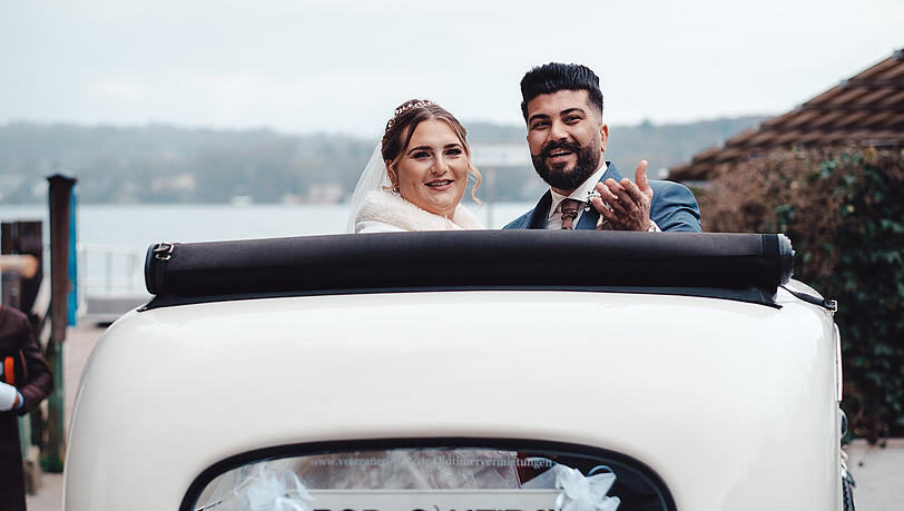 Melissa und Ali fuhren mit einem Mercedes-Oldtimer von Veteranen Pkw im Strandhotel Berg ein. Melissa und Ali fuhren mit einem Mercedes-Oldtimer von Veteranen Pkw im Strandhotel Berg ein.