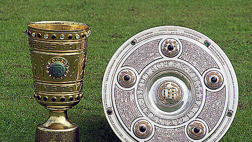 Der FC Bayern feiert das Double: Pokal und Meisterschale Der FC Bayern feiert das Double: Pokal und Meisterschale