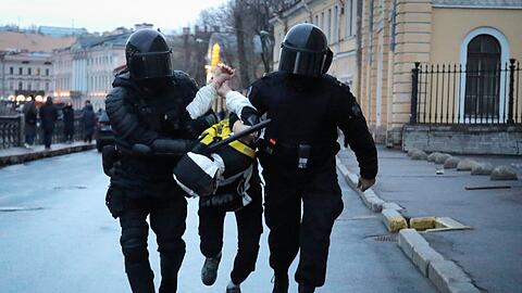 Polizisten verhaftet einen Mann während eines Protestes zur Unterstützung des inhaftierten Oppositionsführers Nawalny.